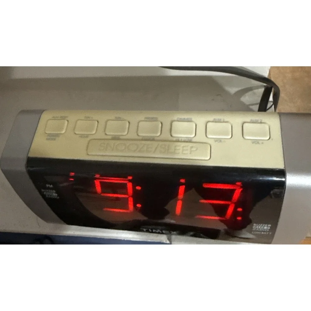Timex AM/FM Radio Alarm Buzzer Clock Radio & Large LED Display & AUX Input T235†